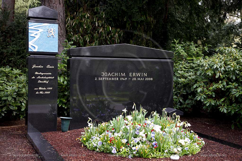 Duesseldorf Derendorf, Nordfriedhof, Stele und  Grabstein (vom Steinmetz Wilfried Rahns) am Grab von Oberbuergermeister Joachim Erwin; North cemetery grave of Lord Mayor Joachim Erwin