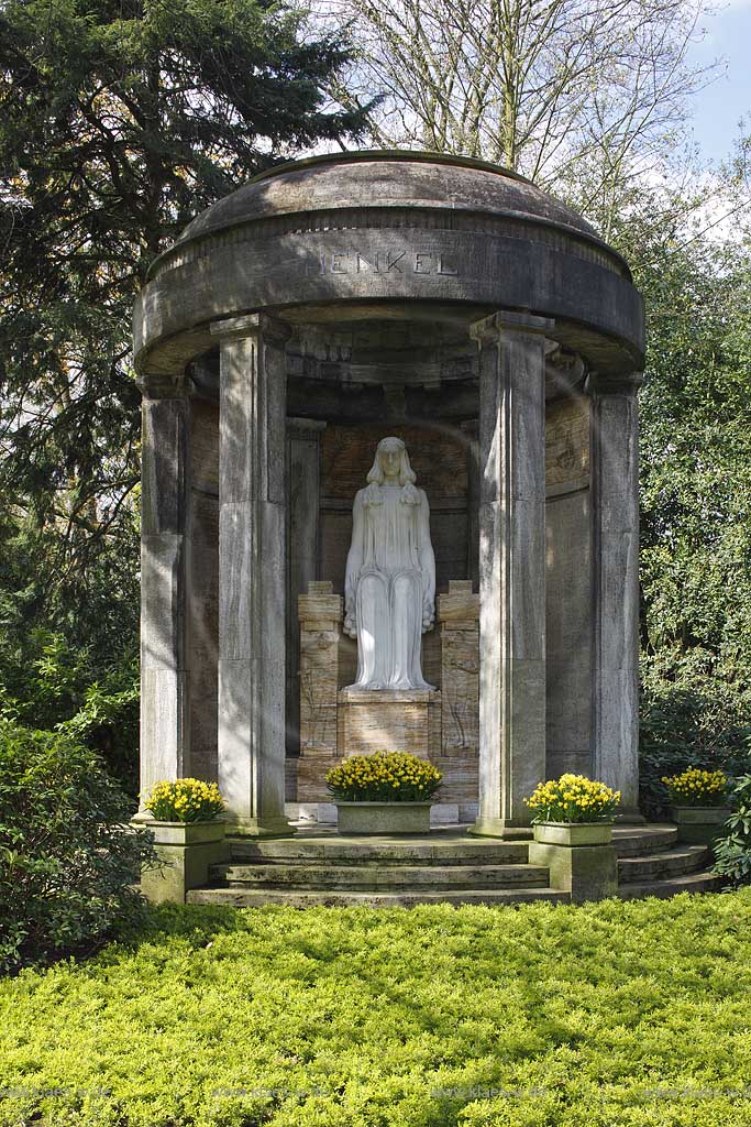 Duesseldorf Derendorf, Nordfriedhof, Familengrab Henkel, Mausoleum mit Denkmal Trauernde im Art-Dco-Stil von Karl Janssen, Tempel von Walther Fuhrmann; North cemetery family grave Henkel temple bulilt from Walther Fuhrmann, sculpture of white marmor from sculptor Karl Janssen 