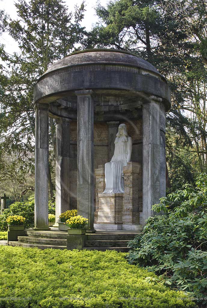 Duesseldorf Derendorf, Nordfriedhof, Familengrab Henkel, Mausoleum mit Denkmal Trauernde im Art-Dco-Stil von Karl Janssen, Tempel von Walther Fuhrmann; North cemetery family grave Henkel temple bulilt from Walther Fuhrmann, sculpture of white marmor from sculptor Karl Janssen 