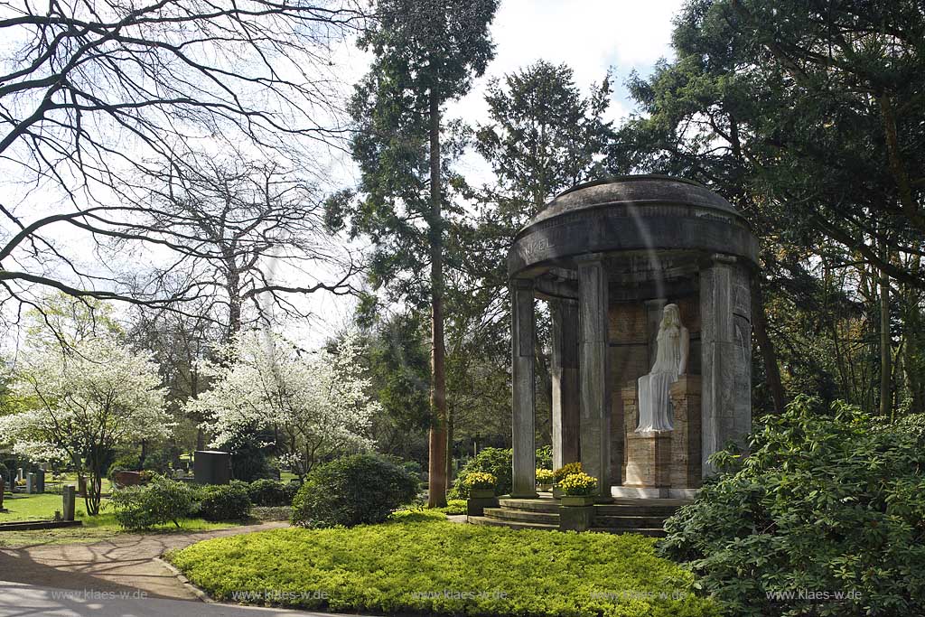 Duesseldorf Derendorf, Nordfriedhof, Familengrab Henkel, Mausoleum mit Denkmal Trauernde im Art-Dco-Stil von Karl Janssen, Tempel von Walther Fuhrmann; North cemetery family grave Henkel temple bulilt from Walther Fuhrmann, sculpture of white marmor from sculptor Karl Janssen 