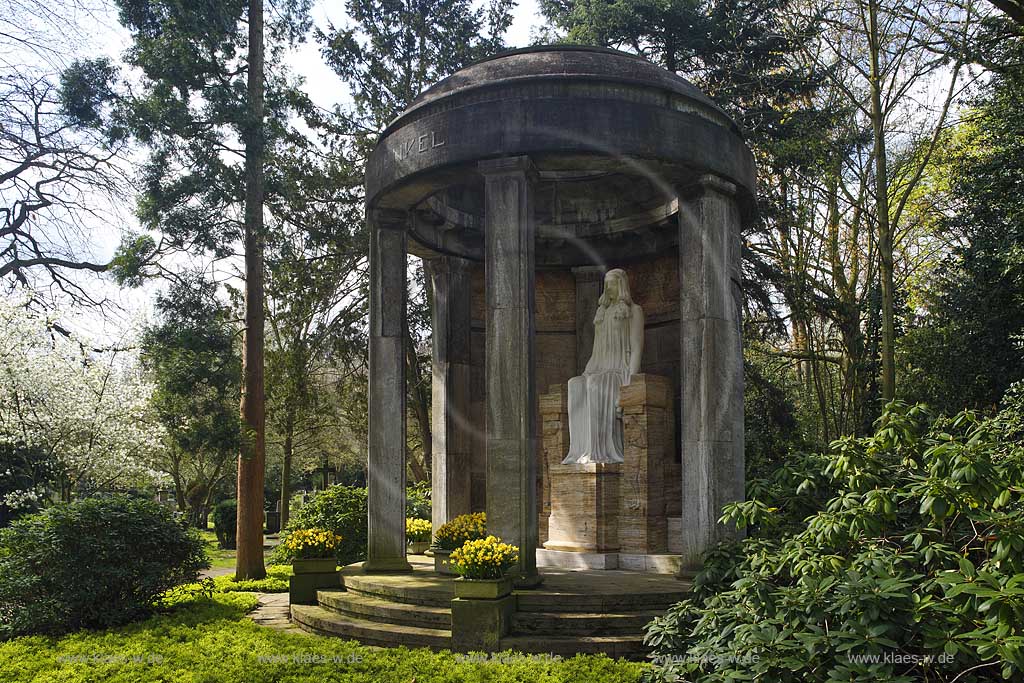 Duesseldorf Derendorf, Nordfriedhof, Familengrab Henkel, Mausoleum mit Denkmal Trauernde im Art-Dco-Stil von Karl Janssen, Tempel von Walther Fuhrmann; North cemetery family grave Henkel temple bulilt from Walther Fuhrmann, sculpture of white marmor from sculptor Karl Janssen 