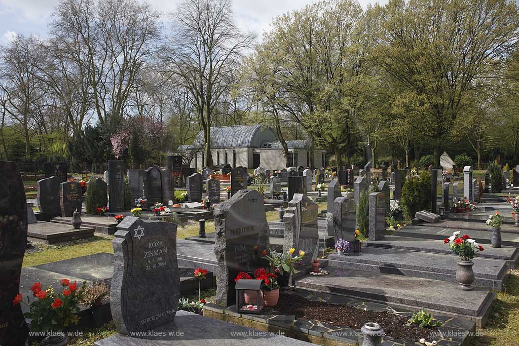 Dsseldorf Derendorf, Nordfriedhof, juedischer Friedhof mit verschiedenen Graebern und Kapelle  im Fruehling; North cemetery jewish cemetery with several graves and chapel in springtime