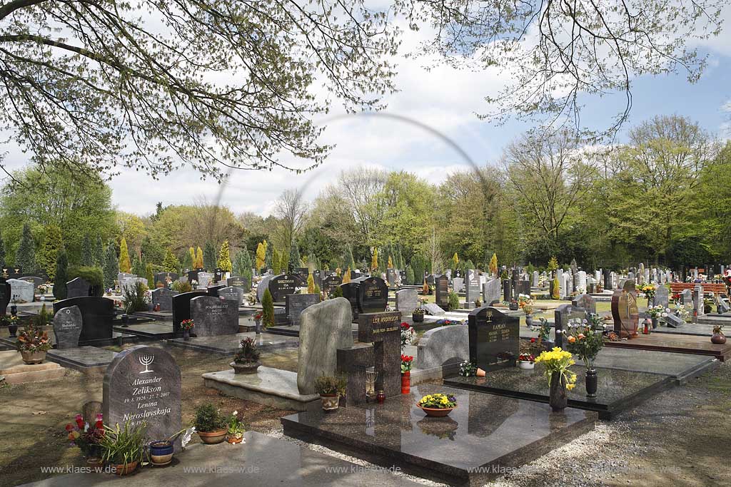 Duesseldorf Derendorf, Nordfriedhof, juedischer Friedhof mit verschiedenen Graebern im Fruehling; North cemetery jewish cemetery with several graves in springtime