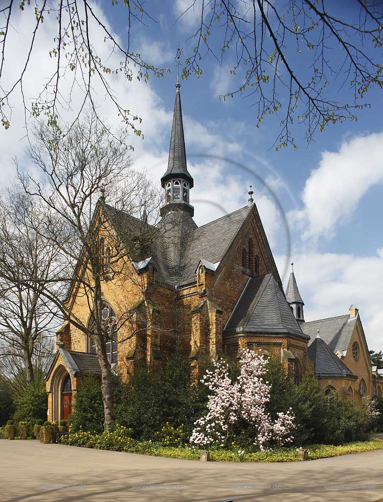 Duesseldorf Derendorf, Nordfriedhof, Kapelle im Fruehling; North cemetery, chapel in stringtime