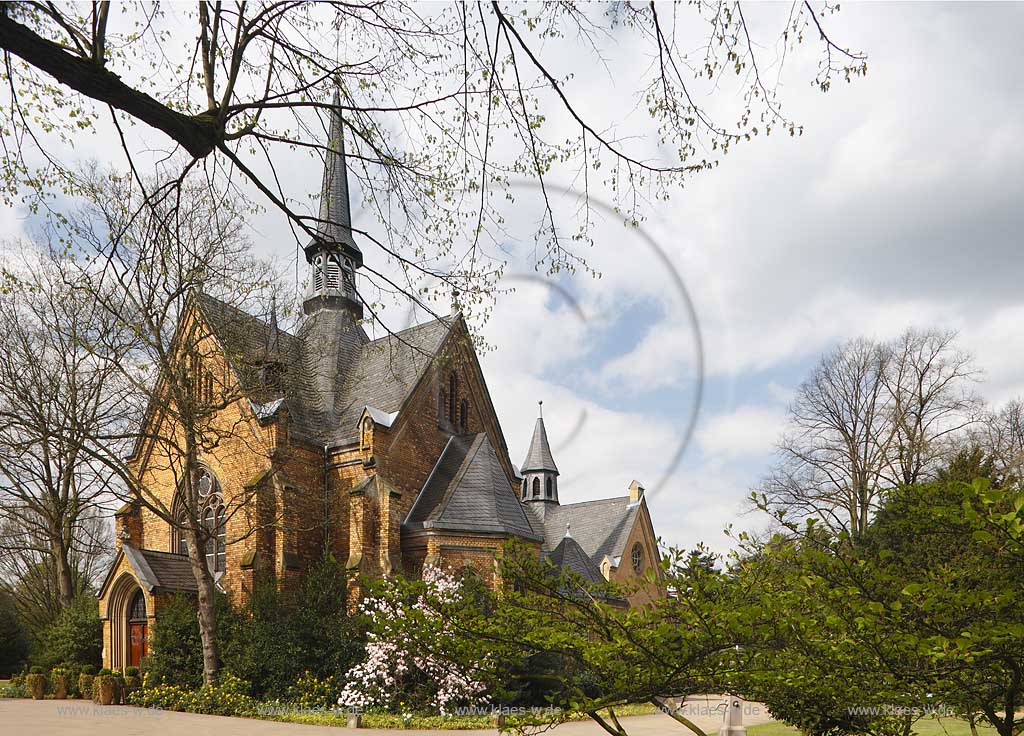 Duesseldorf Derendorf, Nordfriedhof, Kapelle im Fruehling; North cemetery, chapel in stringtime