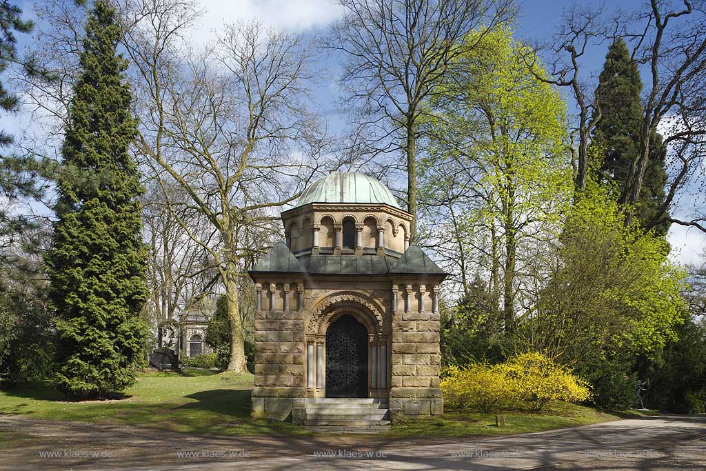 Duesseldorf Derendorf, Nordfriedhof, Mausoleum in Fruehlingslandschaft; North cemetery, mausoleum in springtime