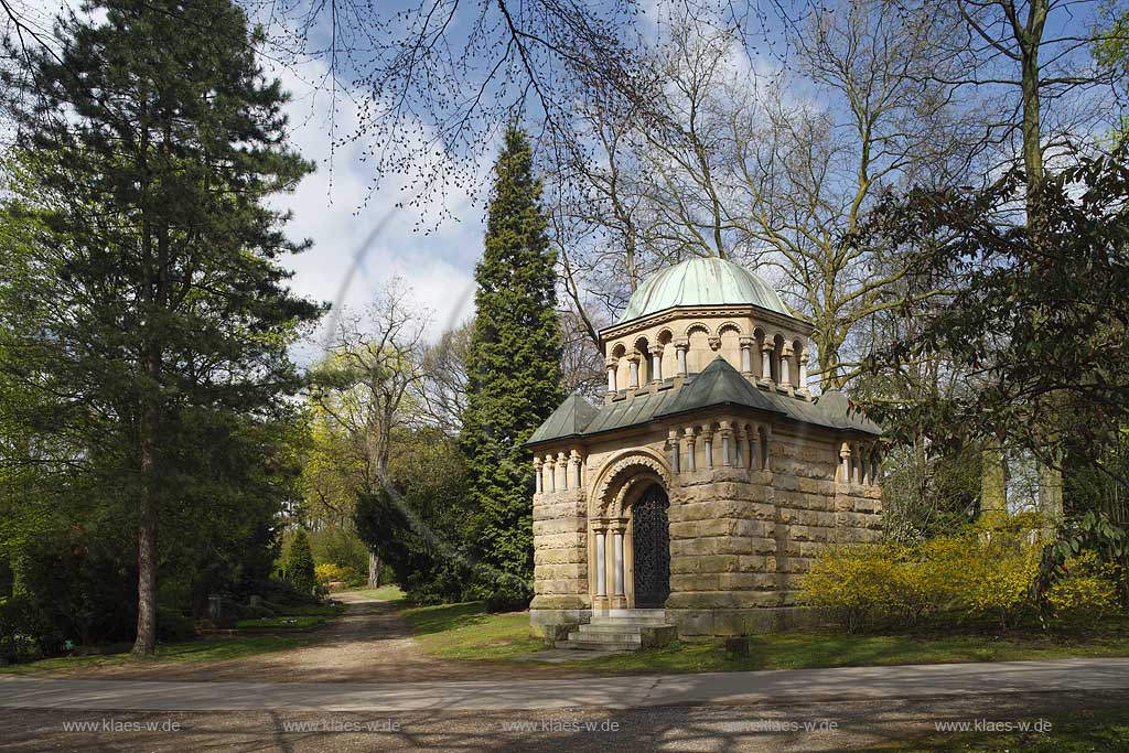 Duesseldorf Derendorf, Nordfriedhof, Mausoleum in Fruehlingslandschaft; North cemetery, mausoleum in springtime