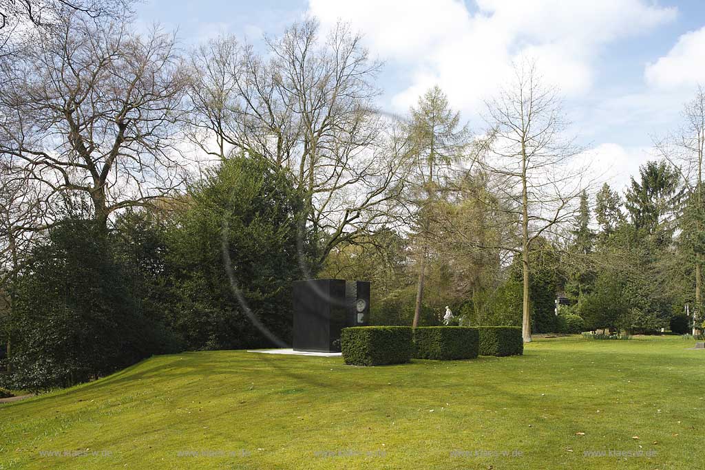 Duesseldorf Derendorf, Nordfriedhof Impression am Millionenhuegel mit Luxusgrab in Frhlingslandschaft; North cemetery millionhill with highluxury grave in stringtime