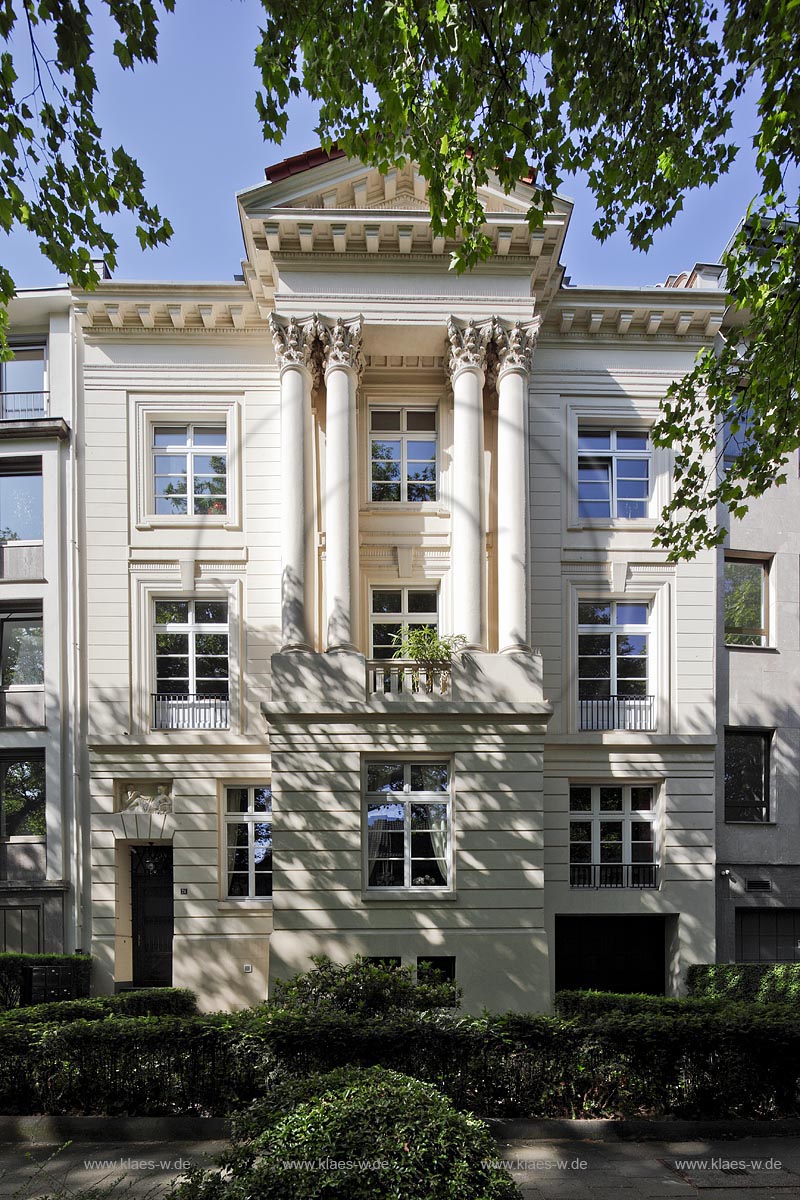 Duesseldorf-Duesseltal, frueher Duesselthal, das Rutz Haus an der Achenbachstrasse.  Es wurde von dem Architekten Richard Hultsch von 1905 bis 1906 im Stil des Neobarock fr den Bildhauer Gustav Rutz erbaut. Sowohl der Hofflgel, als auch das Vorderhaus wurden im Zweiten Weltkrieg stark beschdigt. 1951 erfolgte der Wiederaufbau, bei dem das Haus auch eine Garage erhielt.Die Putzfassade des dreigeschossigen Hauses ist in drei Achsen gegliedert, wobei die Mittelachse besonders hervorgehoben ist. Im Erdgeschoss befindet sich eine Auslucht, auf der vier paarig angeordnete korinthische Saeulen aufgesetzt sind, die das antikisierende Geblk und den flachen Giebel tragen. Das Erdgeschoss ist durch horizontal gegliederten Putz und durch ein Gesims von den oberen Geschossen abgesetzt. Die Fenster in den Obergeschossen sind mit gegliederten Faschen versehen. Im ersten Obergeschoss sind die Fenster als bodentiefe Fenstertueren ausgestaltet. Zwischen den beiden Sulenpaaren der Mittelachse befindet sich eine Balustrade. Ueber dem Eingang in der linken Achse befindet sich ein Relief. Das Haus wurde am 4. Mai 1984 in der Kategorie Wohn- und Siedlungsbauten, Unterkategorie Neubarock aufgrund seiner qualitaetvollen Gestaltung in die Denkmalliste der Landeshauptstadt Duesseldorf eingetrage; Duesseldorf Duesseltal once Duesselthal, the Rutz house at the Achenbachstreet