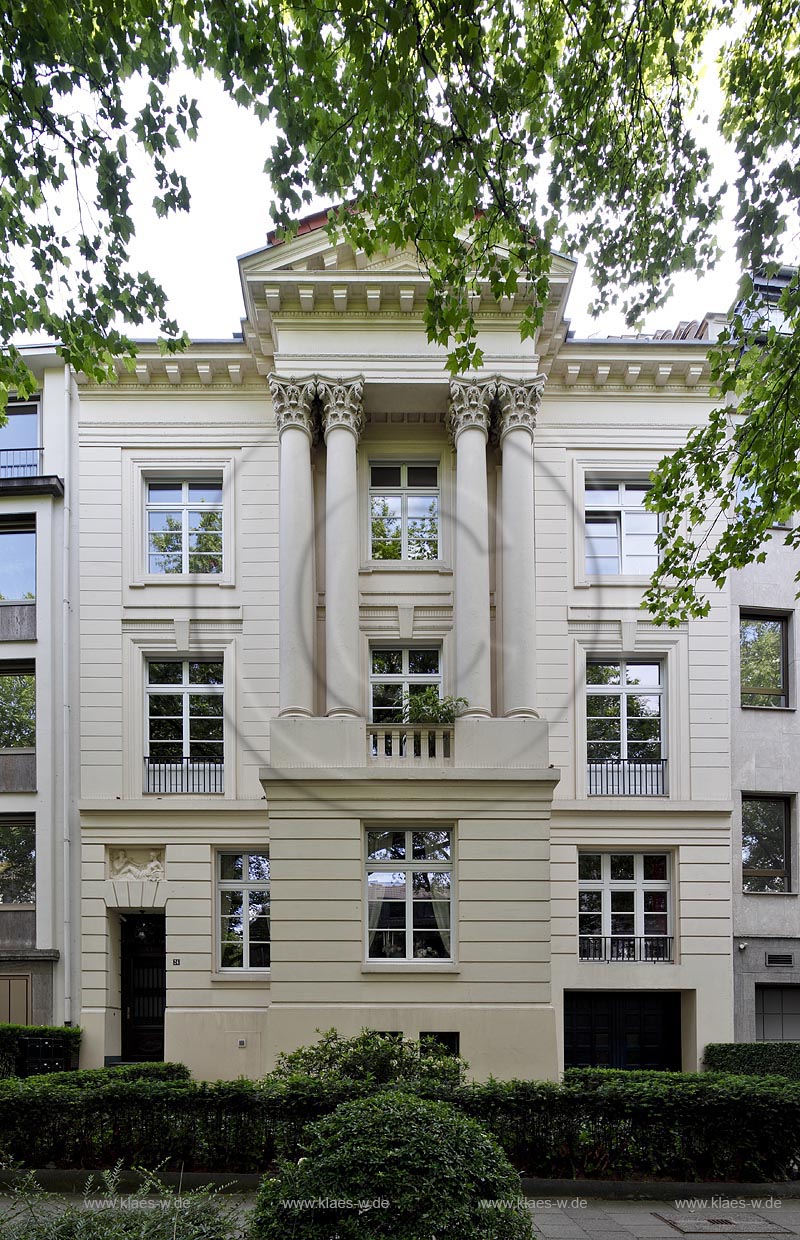 Duesseldorf-Duesseltal, frueher Duesselthal, das Rutz Haus an der Achenbachstrasse.  Es wurde von dem Architekten Richard Hultsch von 1905 bis 1906 im Stil des Neobarock fr den Bildhauer Gustav Rutz erbaut. Sowohl der Hofflgel, als auch das Vorderhaus wurden im Zweiten Weltkrieg stark beschdigt. 1951 erfolgte der Wiederaufbau, bei dem das Haus auch eine Garage erhielt.Die Putzfassade des dreigeschossigen Hauses ist in drei Achsen gegliedert, wobei die Mittelachse besonders hervorgehoben ist. Im Erdgeschoss befindet sich eine Auslucht, auf der vier paarig angeordnete korinthische Saeulen aufgesetzt sind, die das antikisierende Geblk und den flachen Giebel tragen. Das Erdgeschoss ist durch horizontal gegliederten Putz und durch ein Gesims von den oberen Geschossen abgesetzt. Die Fenster in den Obergeschossen sind mit gegliederten Faschen versehen. Im ersten Obergeschoss sind die Fenster als bodentiefe Fenstertueren ausgestaltet. Zwischen den beiden Sulenpaaren der Mittelachse befindet sich eine Balustrade. Ueber dem Eingang in der linken Achse befindet sich ein Relief. Das Haus wurde am 4. Mai 1984 in der Kategorie Wohn- und Siedlungsbauten, Unterkategorie Neubarock aufgrund seiner qualitaetvollen Gestaltung in die Denkmalliste der Landeshauptstadt Duesseldorf eingetrage; Duesseldorf Duesseltal once Duesselthal, the Rutz house at the Achenbachstreet