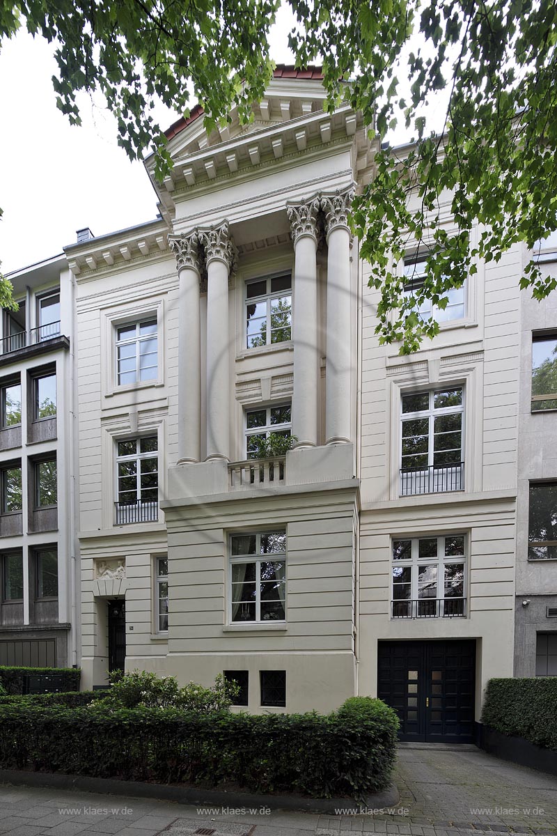 Duesseldorf-Duesseltal, frueher Duesselthal, das Rutz Haus an der Achenbachstrasse.  Es wurde von dem Architekten Richard Hultsch von 1905 bis 1906 im Stil des Neobarock fr den Bildhauer Gustav Rutz erbaut. Sowohl der Hofflgel, als auch das Vorderhaus wurden im Zweiten Weltkrieg stark beschdigt. 1951 erfolgte der Wiederaufbau, bei dem das Haus auch eine Garage erhielt.Die Putzfassade des dreigeschossigen Hauses ist in drei Achsen gegliedert, wobei die Mittelachse besonders hervorgehoben ist. Im Erdgeschoss befindet sich eine Auslucht, auf der vier paarig angeordnete korinthische Saeulen aufgesetzt sind, die das antikisierende Geblk und den flachen Giebel tragen. Das Erdgeschoss ist durch horizontal gegliederten Putz und durch ein Gesims von den oberen Geschossen abgesetzt. Die Fenster in den Obergeschossen sind mit gegliederten Faschen versehen. Im ersten Obergeschoss sind die Fenster als bodentiefe Fenstertueren ausgestaltet. Zwischen den beiden Sulenpaaren der Mittelachse befindet sich eine Balustrade. Ueber dem Eingang in der linken Achse befindet sich ein Relief. Das Haus wurde am 4. Mai 1984 in der Kategorie Wohn- und Siedlungsbauten, Unterkategorie Neubarock aufgrund seiner qualitaetvollen Gestaltung in die Denkmalliste der Landeshauptstadt Duesseldorf eingetrage; Duesseldorf Duesseltal once Duesselthal, the Rutz house at the Achenbachstreet