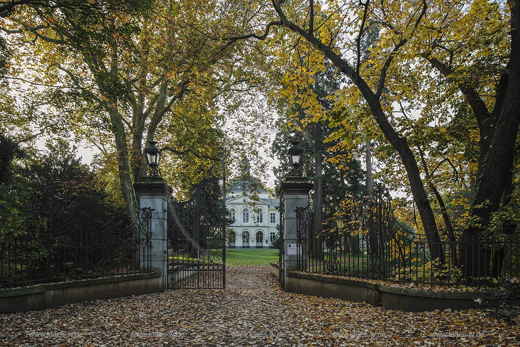 Duesseldorf-Eller, Blick durch Tor mit Schlosspark auf Schloss Eller; Duesseldorf-Eller, view through portal with castle garden to castle Schloss Eller.