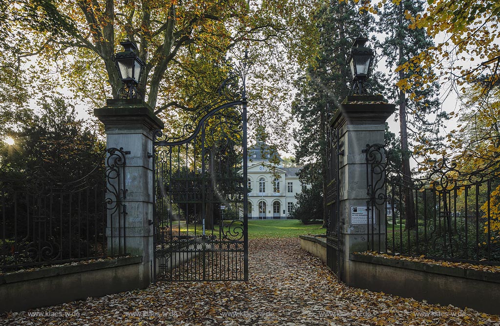 Duesseldorf-Eller, Blick durch Tor mit Schlosspark auf Schloss Eller; Duesseldorf-Eller, view through portal with castle garden to castle Schloss Eller.