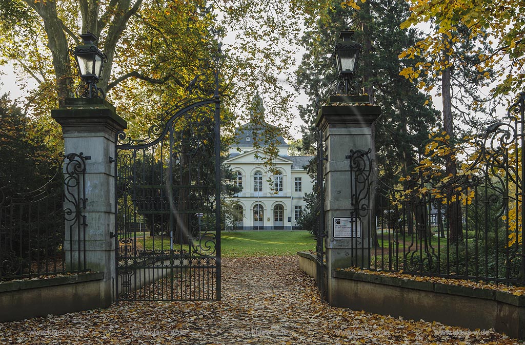 Duesseldorf-Eller, Blick durch Tor mit Schlosspark auf Schloss Eller; Duesseldorf-Eller, view through portal with castle garden to castle Schloss Eller.