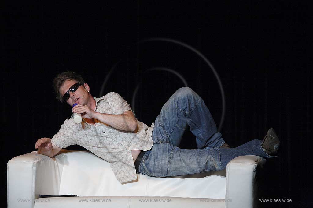 Altstadt, Dsseldorf, Duesseldorf, Kommdchen, Kommoedchen, Ensemble Couch, ein Heimatabend, Regie Hans Holzbecher, entwickelt von Dietmar Jacobs und Christian Ehring, Stilmix zwischen Kabarett, Theater und Sitcom, Blick auf Heiko Seidel 