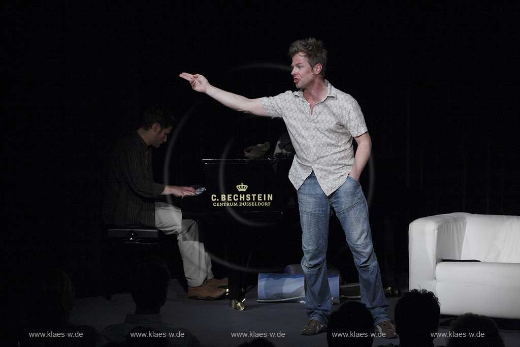 Altstadt, Dsseldorf, Duesseldorf, Kommdchen, Kommoedchen, Ensemble Couch, ein Heimatabend, Regie Hans Holzbecher, entwickelt von Dietmar Jacobs und Christian Ehring, Stilmix zwischen Kabarett, Theater und Sitcom, Blick auf Christian Ehring, Heiko Seidel 