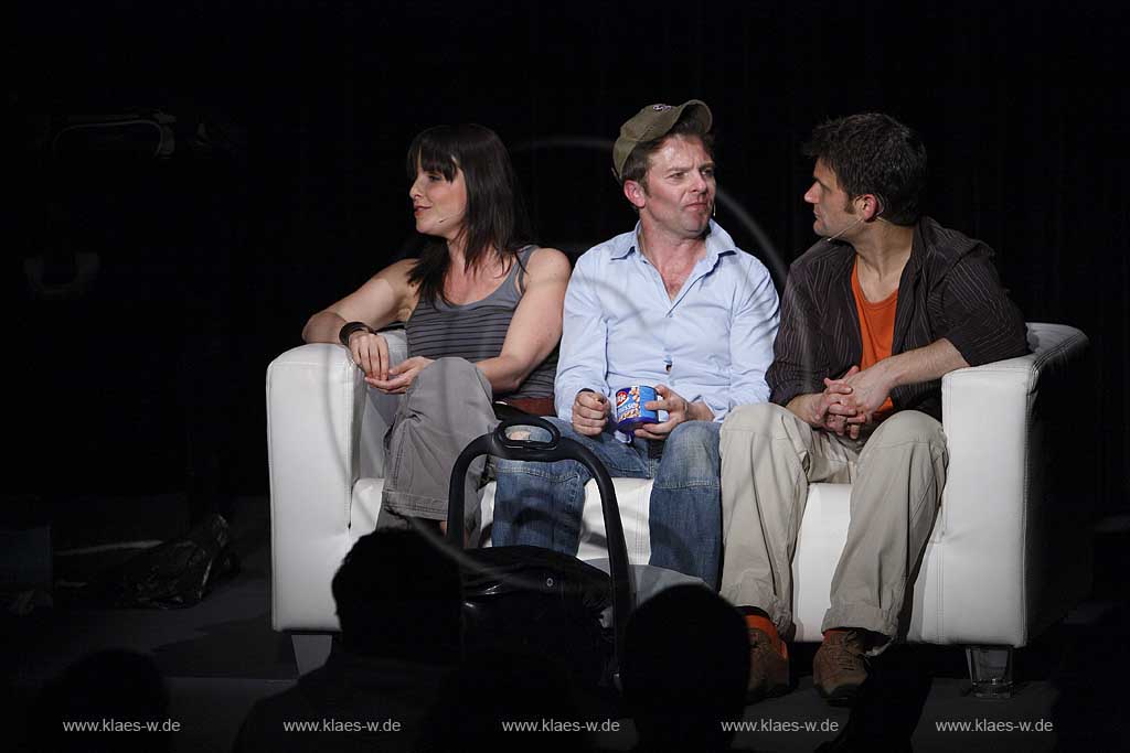 Altstadt, Dsseldorf, Duesseldorf, Kommdchen, Kommoedchen, Ensemble Couch, ein Heimatabend, Regie Hans Holzbecher, entwickelt von Dietmar Jacobs und Christian Ehring, Stilmix zwischen Kabarett, Theater und Sitcom, Blick auf Christian Ehring, Maike Kuehl, Khl, Heiko Seidel 