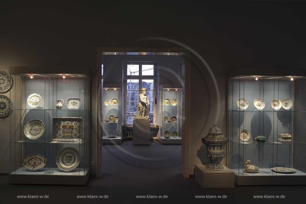 Carlstadt, Dsseldorf, Duesseldorf, Niederrhein, Bergisches Land, Altstadt, Palais Nesselrode, Hetjens-Museum, Deutsches Keramikmuseum, Laurenz Heinrich Hetjens, Blick auf verschiedene Keramik und Porzellan Ausstellungsstcke, Austellungsstuecke