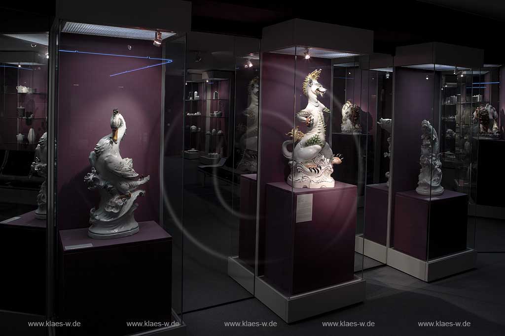 Carlstadt, Dsseldorf, Duesseldorf, Niederrhein, Bergisches Land, Altstadt, Palais Nesselrode, Hetjens-Museum, Deutsches Keramikmuseum, Laurenz Heinrich Hetjens, Blick auf verschiedene Keramik und Porzellan Ausstellungsstcke, Austellungsstuecke, Fabeltier Gute Zeiten, Hugo Meisel, Tierfiguren