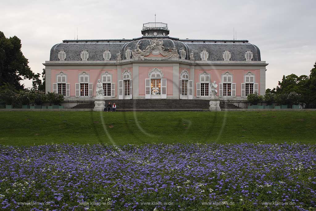 Blick auf Schloss, Lustschloss Benrath in Dsseldorf, Duesseldorf-Benrath in Fruehabendstimmung mit Sicht auf Blumenwiese im Schlosspark