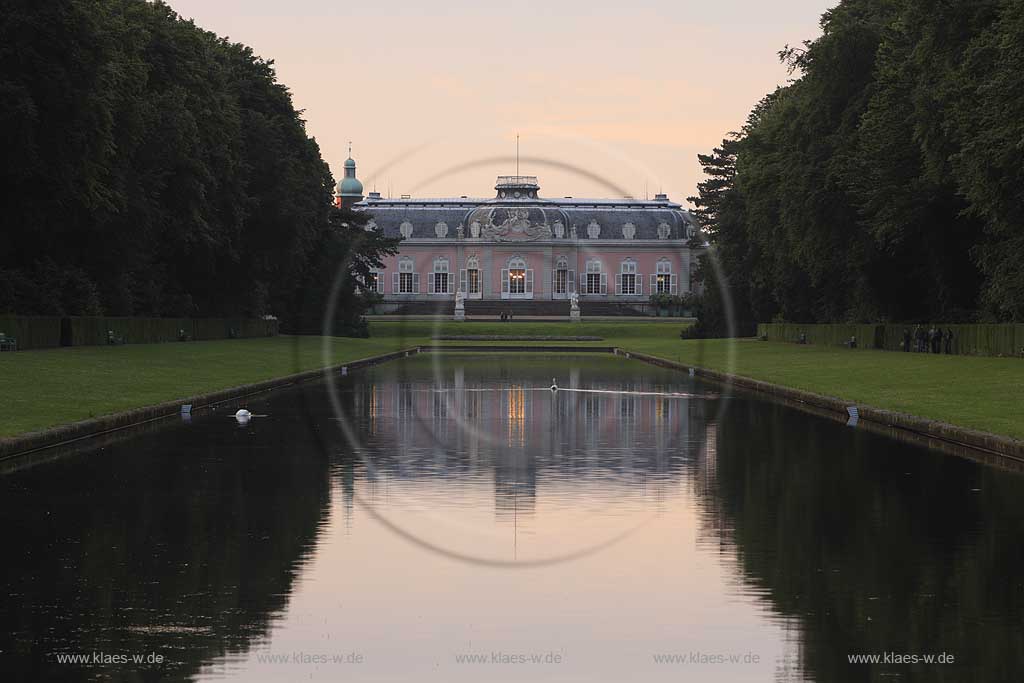 Blick auf Schloss, Lustschloss Benrath in Dsseldorf, Duesseldorf-Benrath in Fruehabendstimmung mit Sicht auf Schlossteich und Schwaene