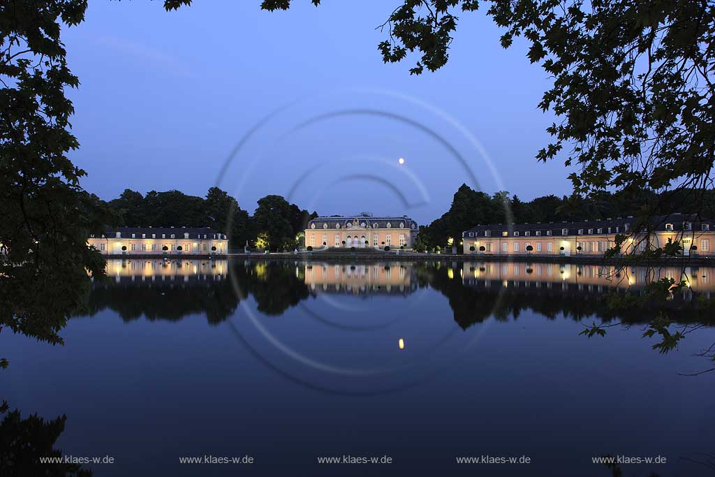 Blick ber, ueber den Frontweiher mit Spiegelbild auf Schloss Benrath in Dsseldorf, Duesseldorf-Benrath in Abendstimmung mit Mond
