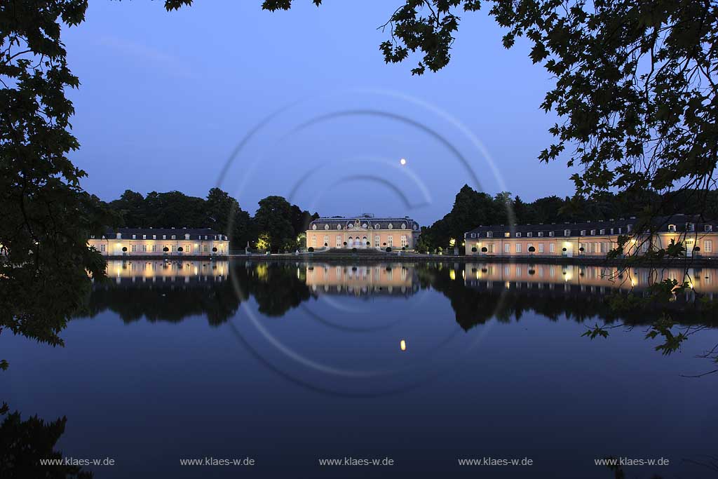 Blick ber, ueber den Frontweiher mit Spiegelbild auf Schloss Benrath in Dsseldorf, Duesseldorf-Benrath in Abendstimmung mit Mond