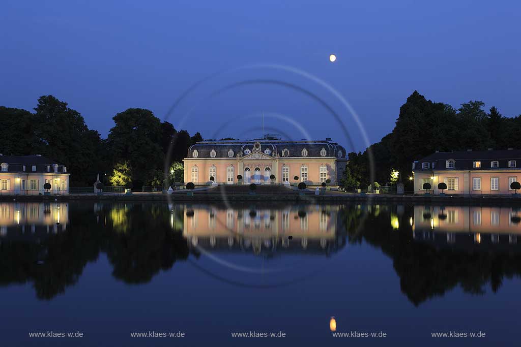 Blick ber, ueber den Frontweiher mit Spiegelbild auf Schloss Benrath in Dsseldorf, Duesseldorf-Benrath in Abendstimmung mit Mond