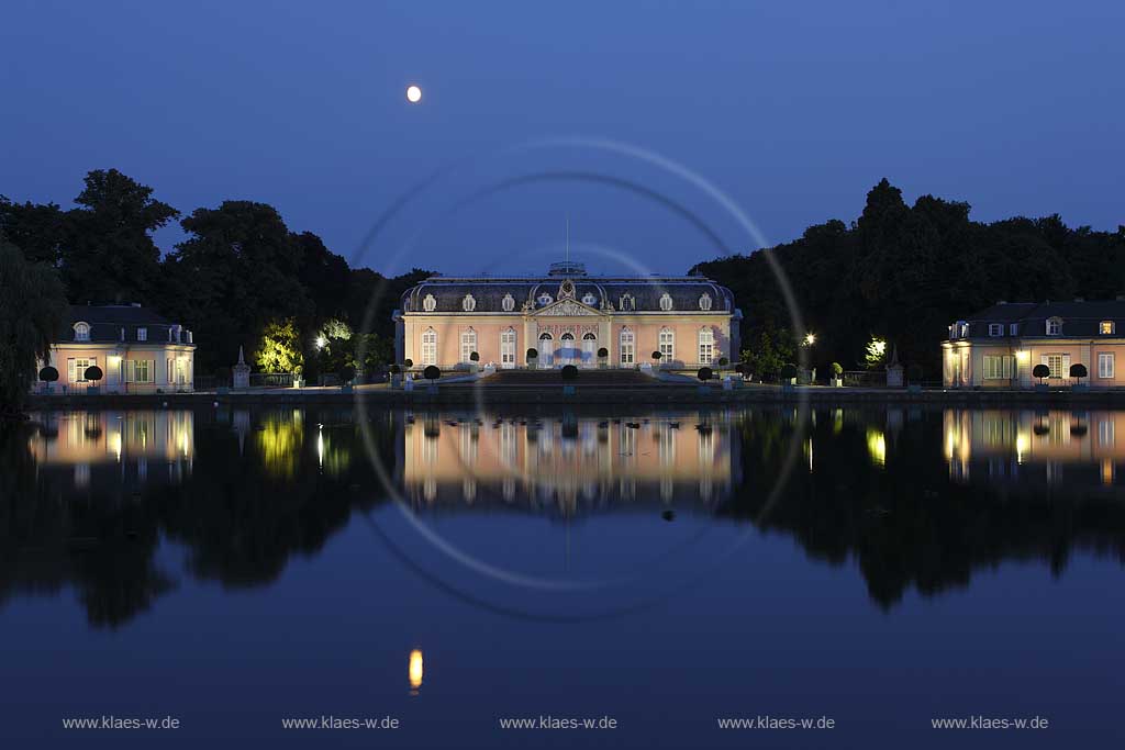 Blick ber, ueber den Frontweiher mit Spiegelbild auf Schloss Benrath in Dsseldorf, Duesseldorf-Benrath in Abendstimmung mit Mond