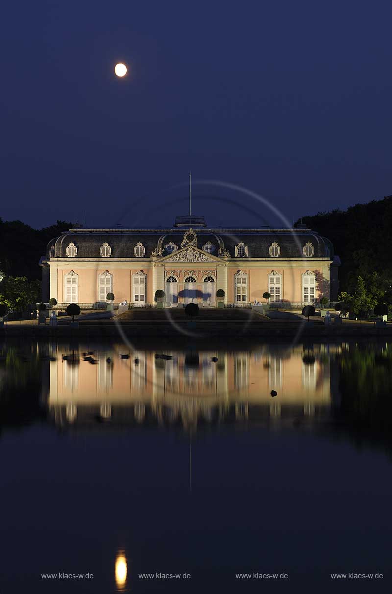 Blick ber, ueber den Frontweiher mit Spiegelbild auf Schloss Benrath in Dsseldorf, Duesseldorf-Benrath in Abendstimmung mit Mond