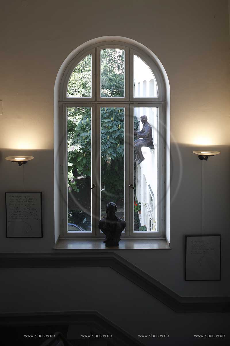 Duesseldorf, Dsseldorf-Carlstadt, Heinrich Heine Plastik Denkmal einer Dsseldorfer Werbeagetur geschaffen fr die ehemalige Schlsser Brauerei bfindet sich an der Fassade im Hinterhof des Heinrich-Heine Institutes