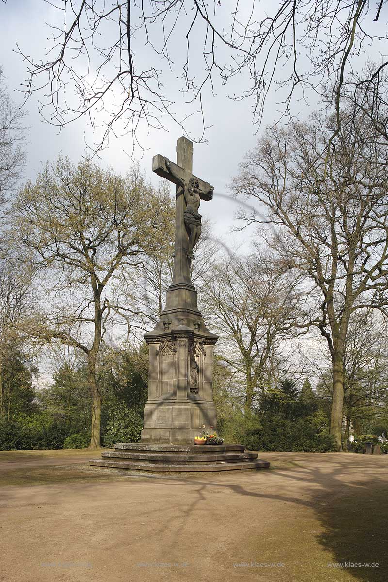 Derendorf, Nordfriedhof, Dsseldorf, Duesseldorf, Niederrhein, Bergisches Land, Blick auf groes Steinkreuz, Stein Kreuz