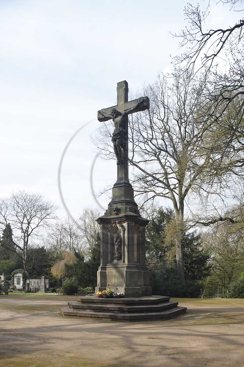 Derendorf, Nordfriedhof, Dsseldorf, Duesseldorf, Niederrhein, Bergisches Land, Blick auf groes Steinkreuz, Stein Kreuz