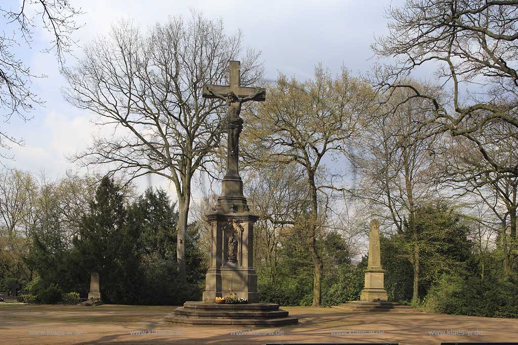 Derendorf, Nordfriedhof, Dsseldorf, Duesseldorf, Niederrhein, Bergisches Land, Blick auf groes Steinkreuz, Stein Kreuz