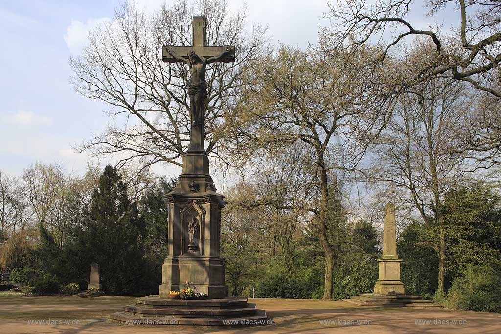 Derendorf, Nordfriedhof, Dsseldorf, Duesseldorf, Niederrhein, Bergisches Land, Blick auf groes Steinkreuz, Stein Kreuz