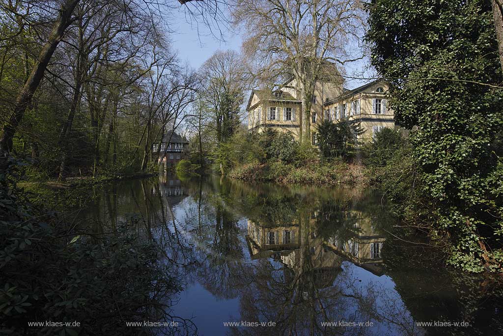 Eller, Dsseldorf, Duesseldorf, Niederrhein, Bergisches Land, Blick auf Wasserburg, Wasserschloss, Schloss, Herrenhaus Eller mit Spiegelbild im Schlossteich, Wassergraben in Frhlingsstimmung, Fruehlingsstimmung