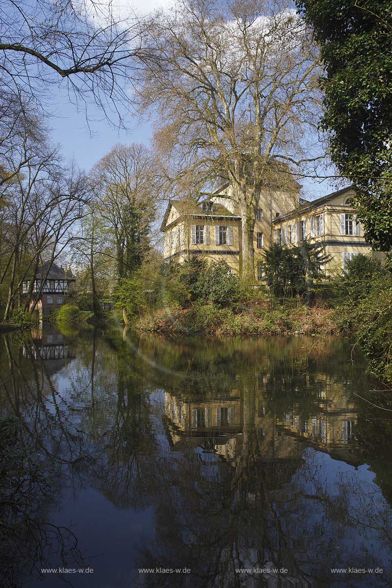 Eller, Dsseldorf, Duesseldorf, Niederrhein, Bergisches Land, Blick auf Wasserburg, Wasserschloss, Schloss, Herrenhaus Eller mit Spiegelbild im Schlossteich, Wassergraben in Frhlingsstimmung, Fruehlingsstimmung