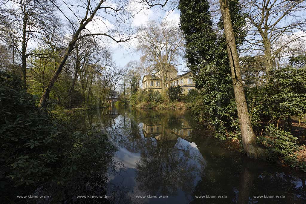 Eller, Dsseldorf, Duesseldorf, Niederrhein, Bergisches Land, Blick auf Wasserburg, Wasserschloss, Schloss, Herrenhaus Eller mit Spiegelbild im Schlossteich, Wassergraben in Frhlingsstimmung, Fruehlingsstimmung