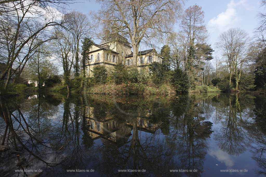 Eller, Dsseldorf, Duesseldorf, Niederrhein, Bergisches Land, Blick auf Wasserburg, Wasserschloss, Schloss, Herrenhaus Eller mit Spiegelbild im Schlossteich, Wassergraben in Frhlingsstimmung, Fruehlingsstimmung