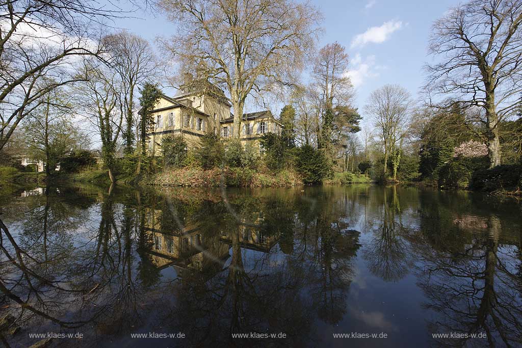 Eller, Dsseldorf, Duesseldorf, Niederrhein, Bergisches Land, Blick auf Wasserburg, Wasserschloss, Schloss, Herrenhaus Eller mit Spiegelbild im Schlossteich, Wassergraben in Frhlingsstimmung, Fruehlingsstimmung