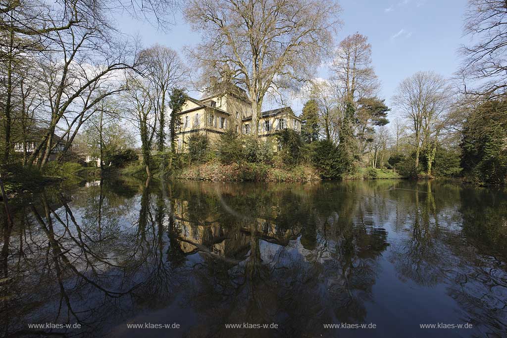 Eller, Dsseldorf, Duesseldorf, Niederrhein, Bergisches Land, Blick auf Wasserburg, Wasserschloss, Schloss, Herrenhaus Eller mit Spiegelbild im Schlossteich, Wassergraben in Frhlingsstimmung, Fruehlingsstimmung