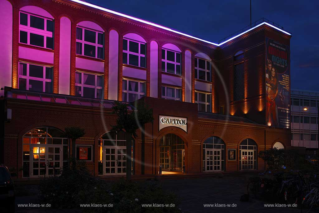 Flingern, Dsseldorf, Duesseldorf, Blick auf beleuchtetes Capitol Theater zur blauen Stunde mit Werbung fr, fuer Miami Nights Musical