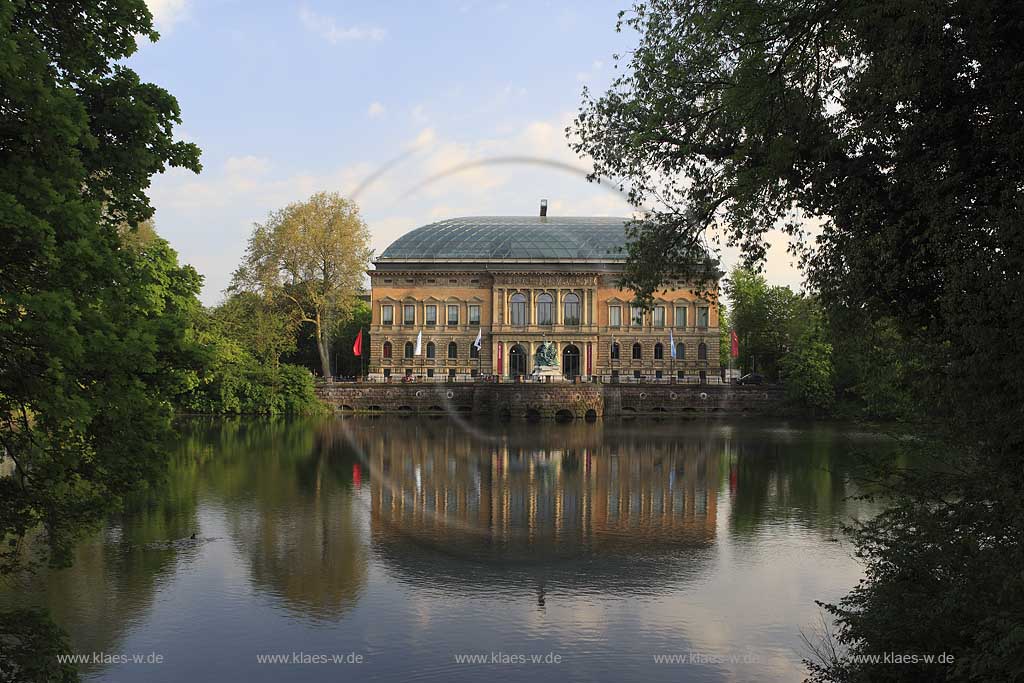 Friedrichstadt, Dsseldorf, Duesseldorf, Niederrhein, Bergisches Land, Blick ber, ueber Kaiserteich auf Staendehaus, Stndehaus, Museum K21 mit Spiegelbild, in Frhlingslandschaft, Fruehlingslandschaft