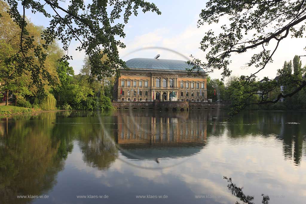 Friedrichstadt, Dsseldorf, Duesseldorf, Niederrhein, Bergisches Land, Blick ber, ueber Kaiserteich auf Staendehaus, Stndehaus, Museum K21 mit Spiegelbild, in Frhlingslandschaft, Fruehlingslandschaft