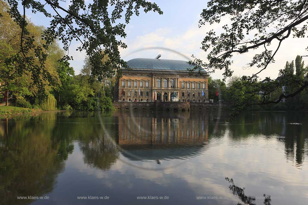 Friedrichstadt, Dsseldorf, Duesseldorf, Niederrhein, Bergisches Land, Blick ber, ueber Kaiserteich auf Staendehaus, Stndehaus, Museum K21 mit Spiegelbild, in Frhlingslandschaft, Fruehlingslandschaft