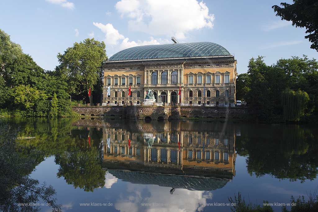 Blick ber, ueber Kaiserteich auf Staendehaus, Stndehaus mit Spiegellbild in Dsseldorf, Duesseldorf-Friedrichstadt in Sommerstimmung