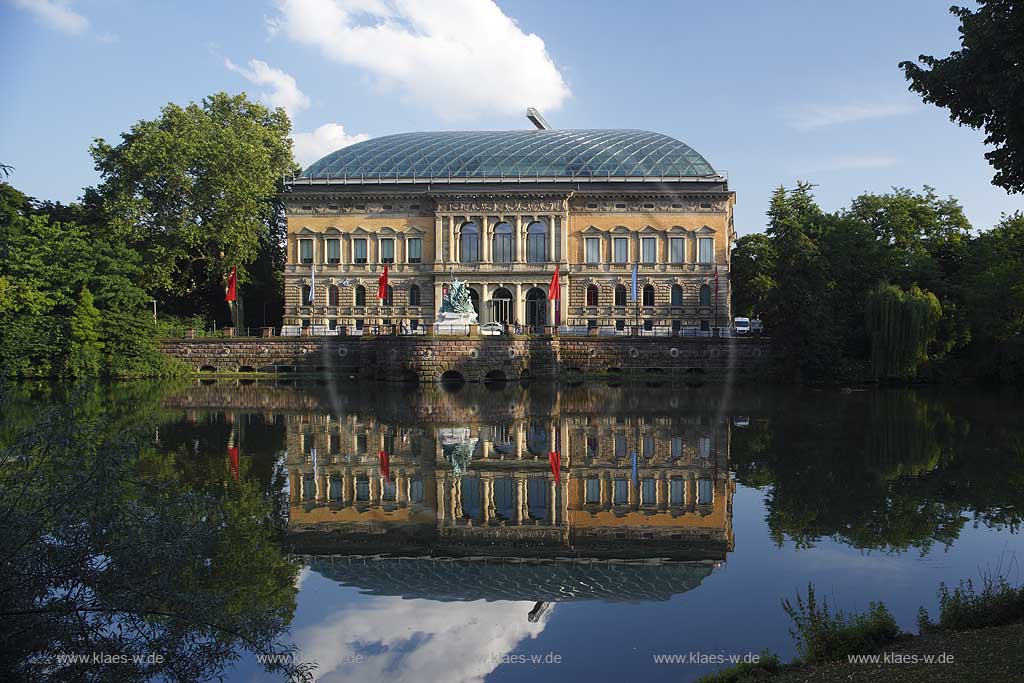 Blick ber, ueber Kaiserteich auf Staendehaus, Stndehaus mit Spiegellbild in Dsseldorf, Duesseldorf-Friedrichstadt in Sommerstimmung