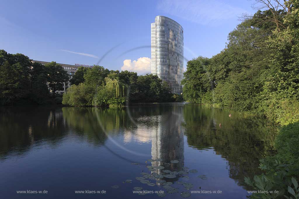 Blick ueber, ber Teich Schwanenspiegel auf Gab 15 Hochhaus mit Spiegelbild, in Dsseldorf, Duesseldorf-Friedrichstadt in Sommerstimmung