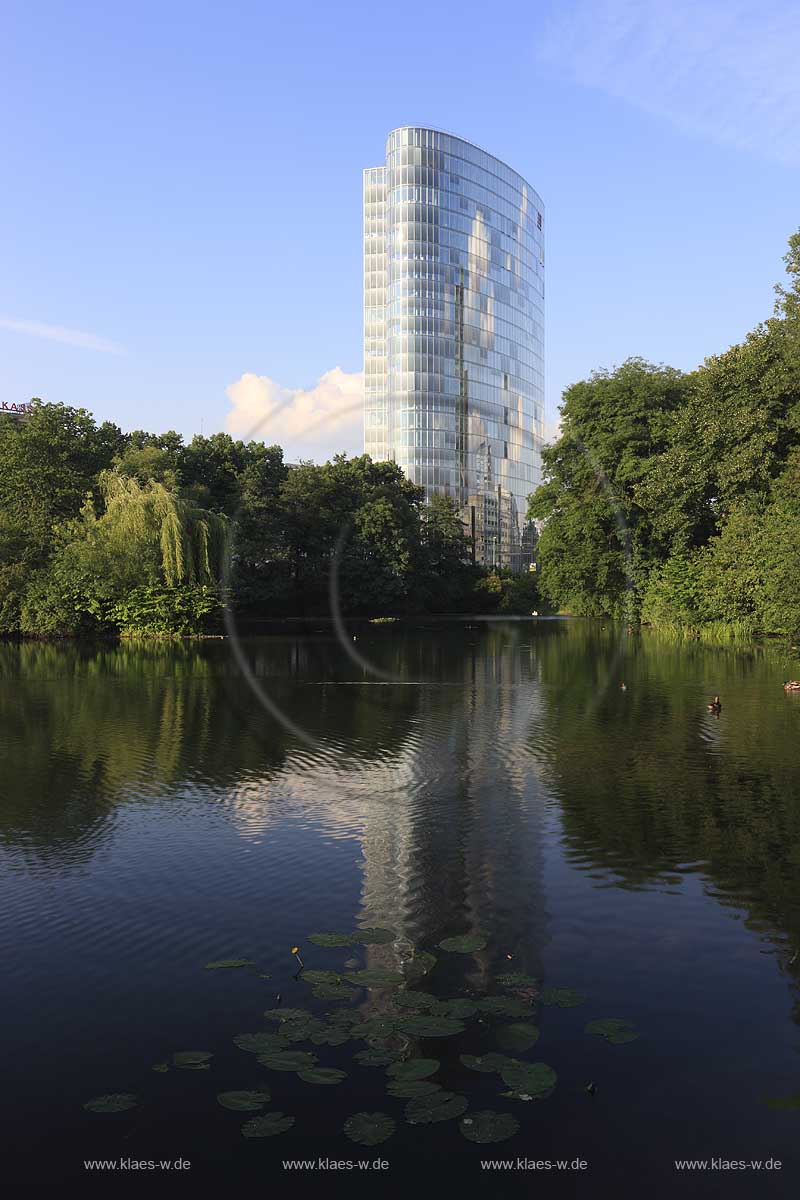 Blick ueber, ber Teich Schwanenspiegel auf Gab 15 Hochhaus mit Spiegelbild, in Dsseldorf, Duesseldorf-Friedrichstadt in Sommerstimmung