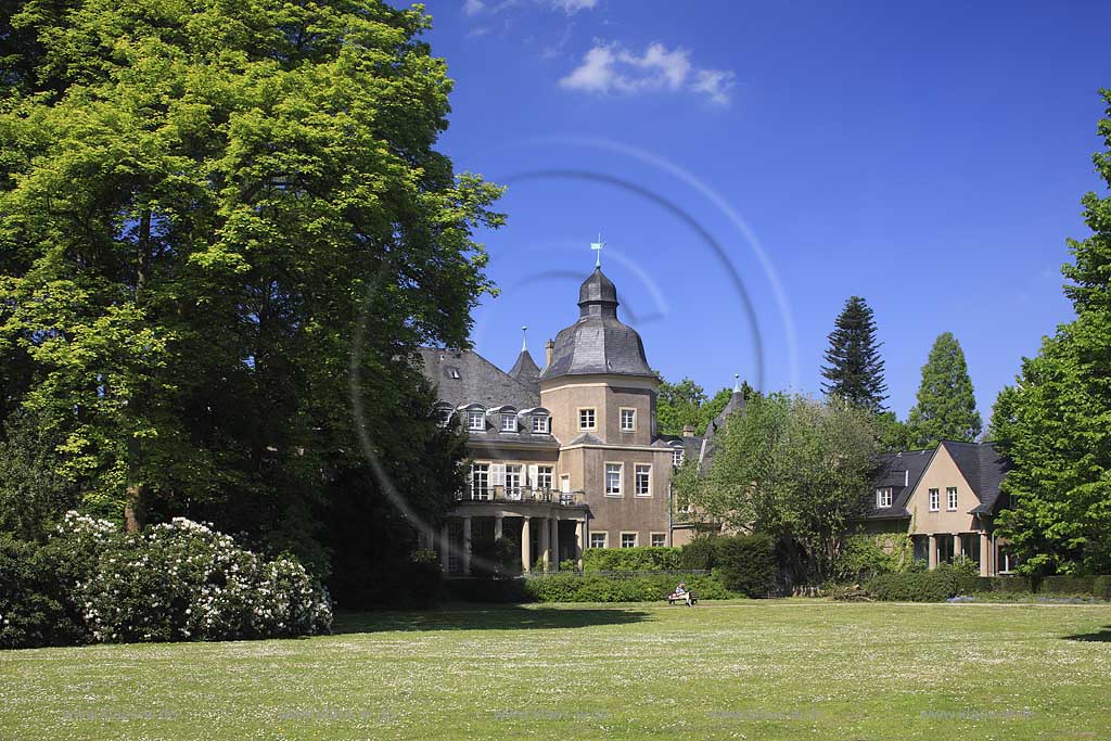 Garath, Dsseldorf, Duesseldorf, Niederrhein, Bergisches Land, Blick auf Schloss Garath mit Schlosspark in Frhlingsstimmung, Fruehlingsstimmung